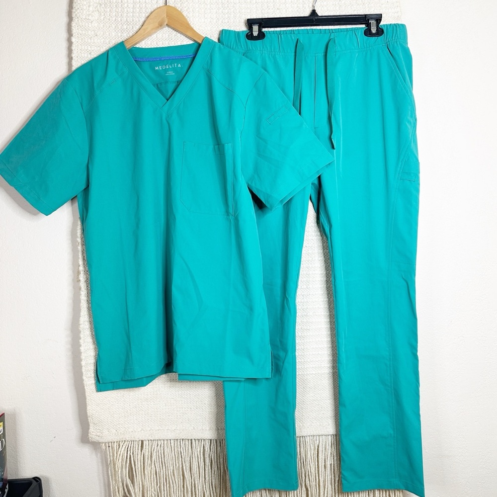 MEDELITA men’s Apex scrub top and Summit scrub pants two-piece set SIZE MEDIUM